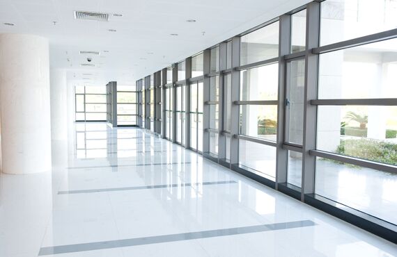 防犯フィルムは空き巣の侵入を防ぐと共に目隠し効果も | 広島で窓ガラスフィルムを丁寧に施工・株式会社縁