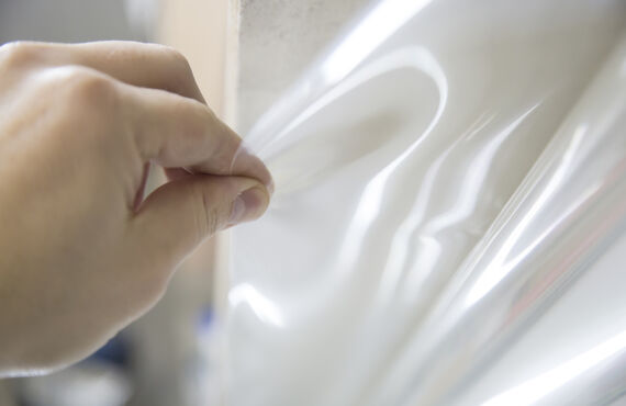 優れた遮光性を持つフィルムで日中の眩しさを軽減いたします | 広島で窓ガラスフィルムを丁寧に施工・株式会社縁