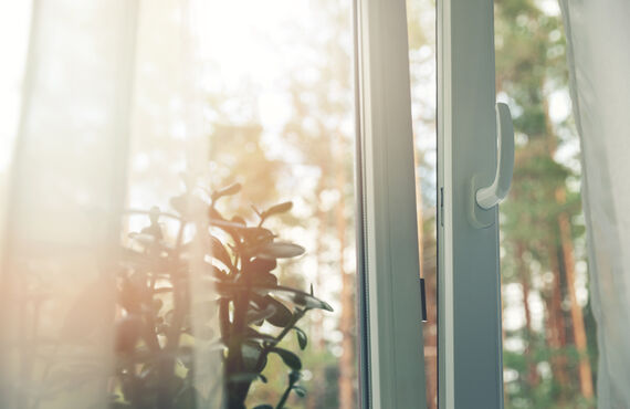 UVカット効果にご期待いただけるフィルムは透明感も特長です | 広島で窓ガラスフィルムを丁寧に施工・株式会社縁