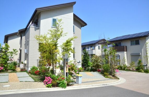 新築で日焼け対策をお考えの方、株式会社縁にお任せ下さい！広島で窓ガラスフィルムを丁寧に施工